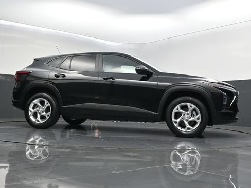 Used 2025 Chevrolet Trax LS w/ LS Convenience Package FWD image 35