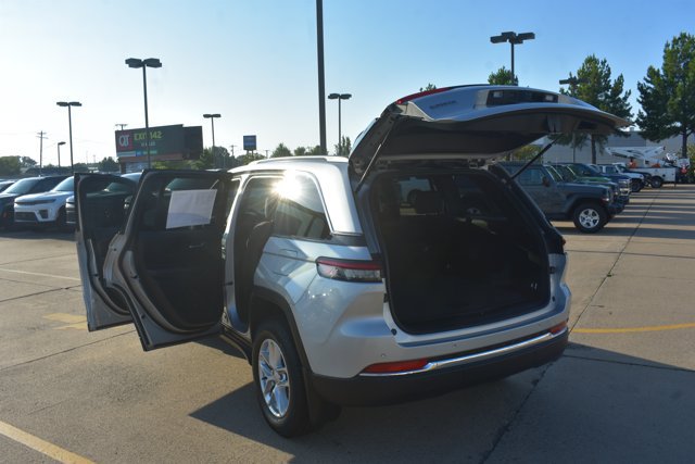 Used 2025 Jeep Grand Cherokee Laredo RWD image 17