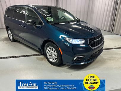 Used 2025 Chrysler Pacifica Select