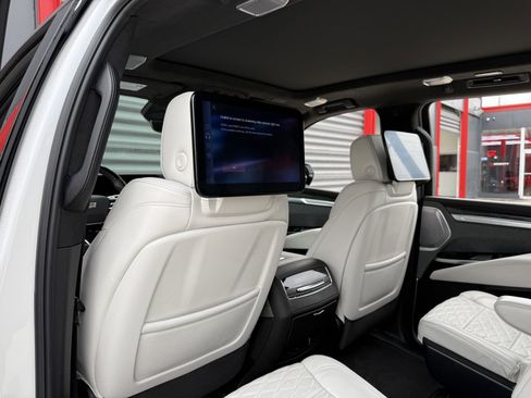 Used 2025 Cadillac Escalade ESV V image 15