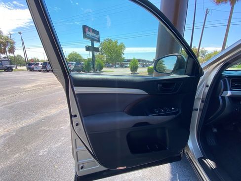 Used 2016 Toyota Highlander LE image 31