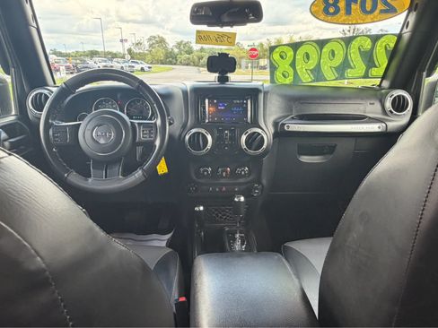 Used 2018 Jeep Wrangler Unlimited Sahara AWD/4WD image 17