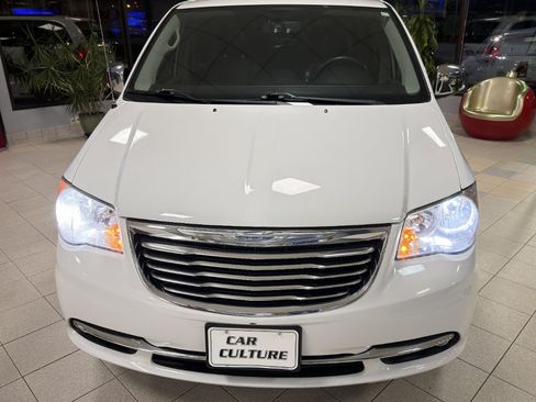 Used 2016 Chrysler Town & Country Touring-L image 6