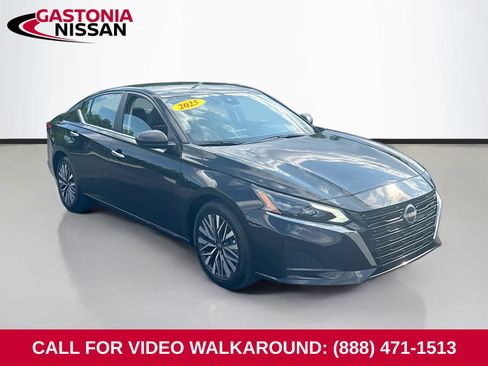 Used 2025 Nissan Altima 2.5 SV FWD image 1