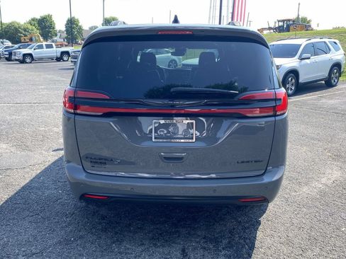 Used 2025 Chrysler Pacifica Limited FWD image 5