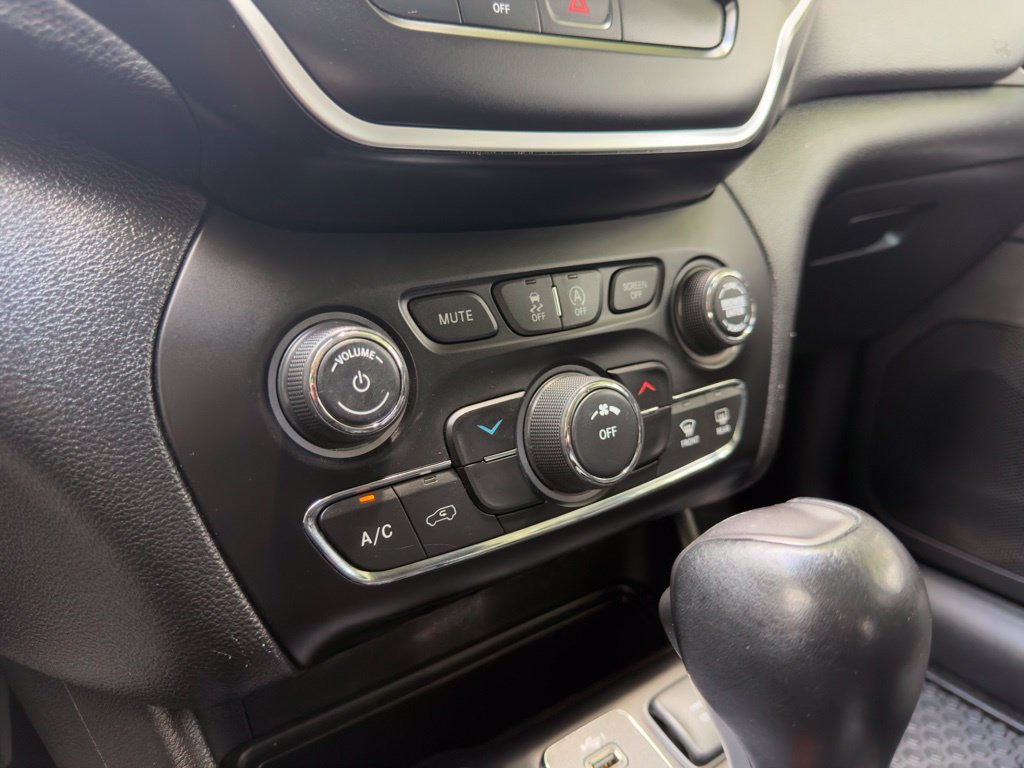 Used 2019 Jeep Cherokee Latitude Plus AWD/4WD image 18