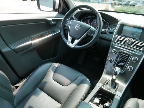 Used 2015 Volvo XC60 T6 w/ Proximity Package AWD/4WD image 9