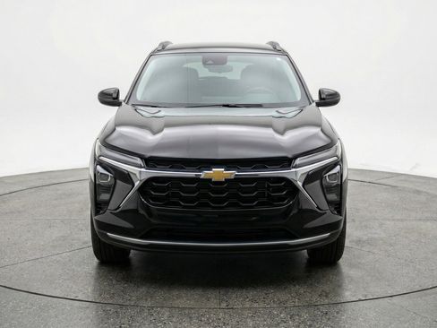 Used 2025 Chevrolet Trax LT FWD image 2
