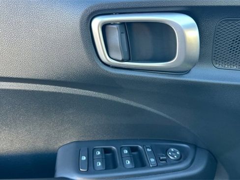 Used 2024 Hyundai Venue SEL image 11