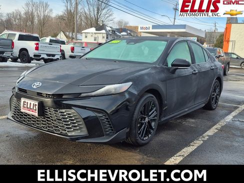 Used 2025 Toyota Camry SE w/ Convenience Package image 1