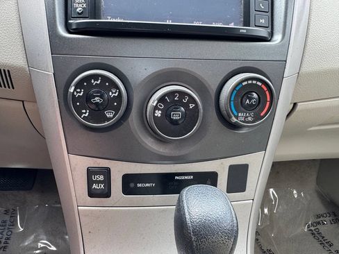 Used 2013 Toyota Corolla LE FWD image 24