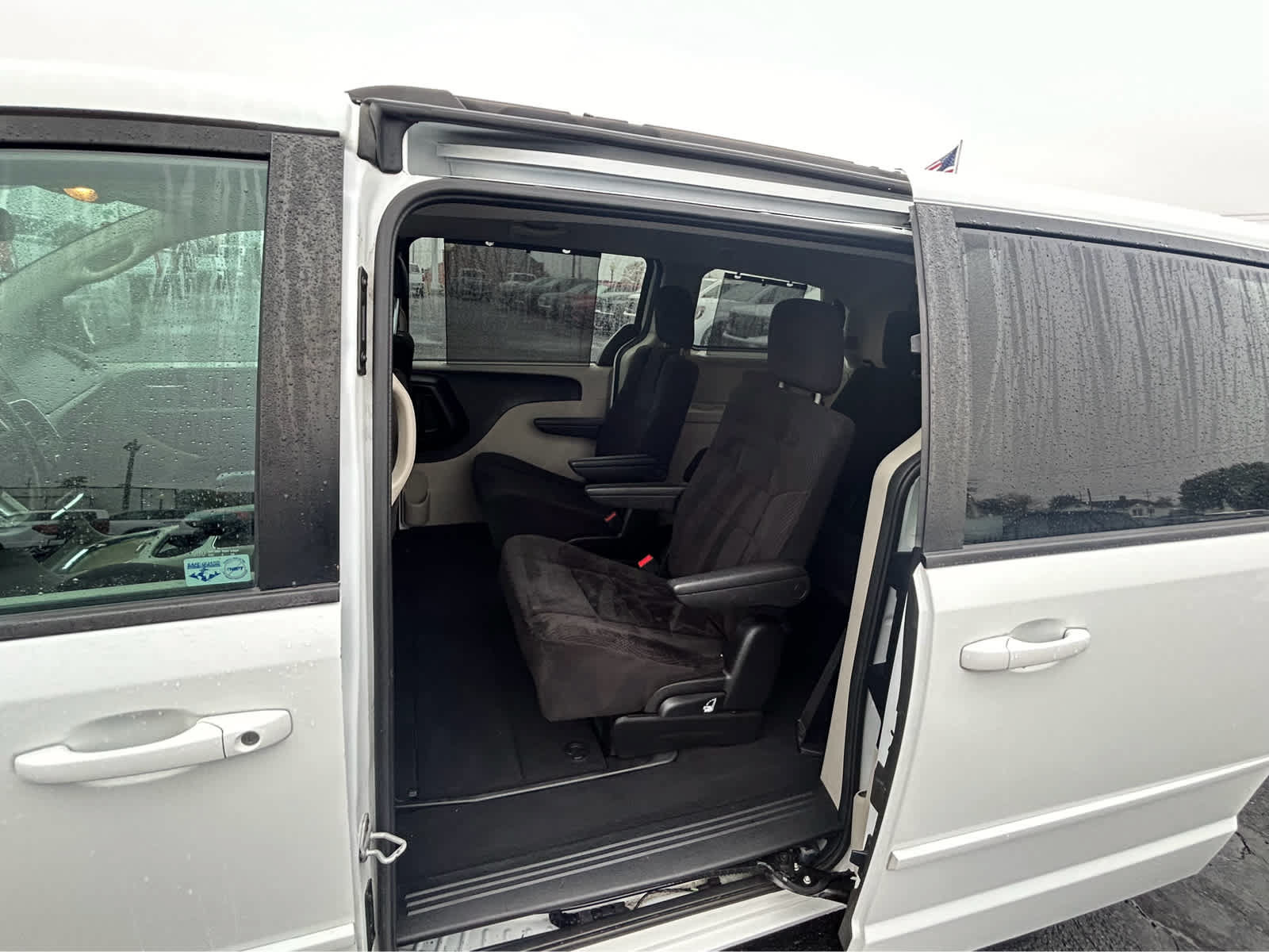 Used 2014 Dodge Grand Caravan SXT w/ UConnect Hands-Free Group FWD image 10