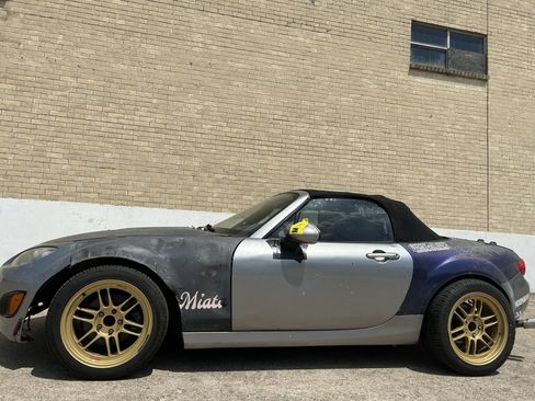 Used 2011 MAZDA MX-5 Miata Grand Touring w/ Premium Pkg RWD image 2