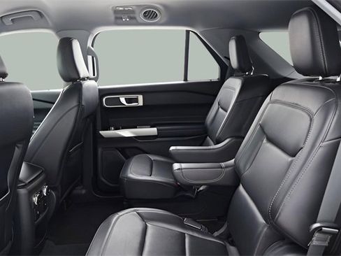 Used 2021 Ford Explorer XLT w/ Equipment Group 202A image 12