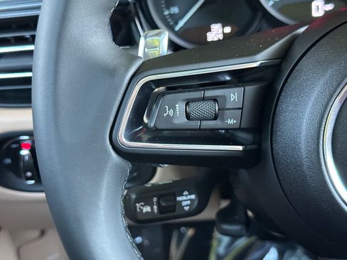 Certified 2025 Porsche Macan AWD/4WD image 26