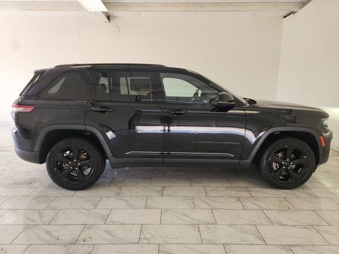 Used 2023 Jeep Grand Cherokee Altitude AWD/4WD image 4