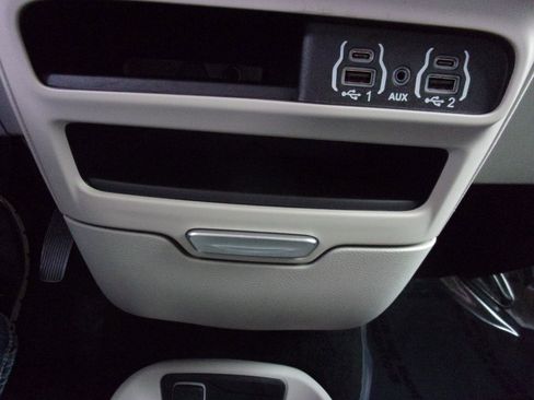 Used 2023 Chrysler Pacifica Touring-L image 32