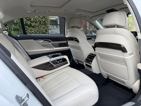 Used 2022 BMW 750i xDrive w/ Luxury Rear Seating Package image 39
