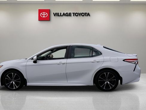 Certified 2020 Toyota Camry SE image 2