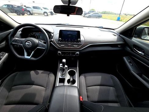 Used 2024 Nissan Altima 2.5 SV FWD image 11