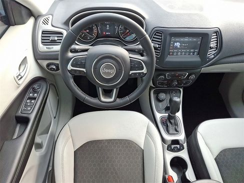 Used 2021 Jeep Compass Latitude w/ Driver Assistance Group image 11