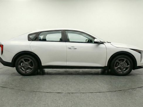 Used 2025 Kia K4 LXS image 11