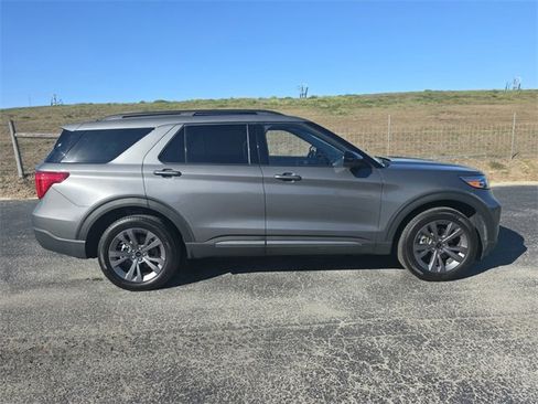 Used 2022 Ford Explorer XLT w/ Equipment Group 202A image 4