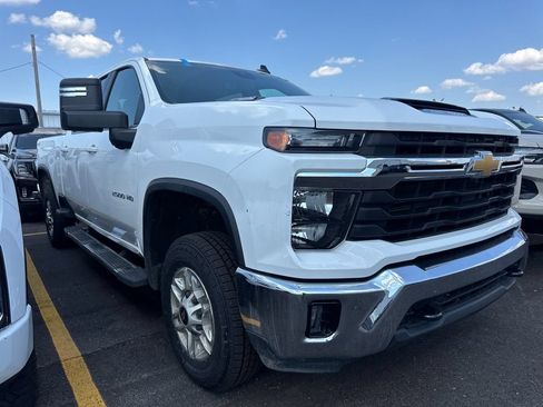Used 2025 Chevrolet Silverado 2500 LT w/ Convenience Package AWD/4WD image 3
