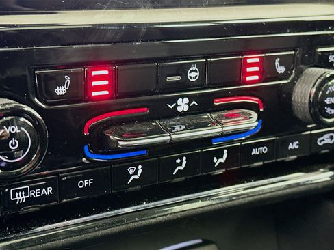 Used 2023 Jeep Grand Cherokee Limited image 26