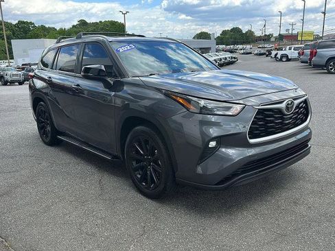 Used 2023 Toyota Highlander XLE FWD image 4