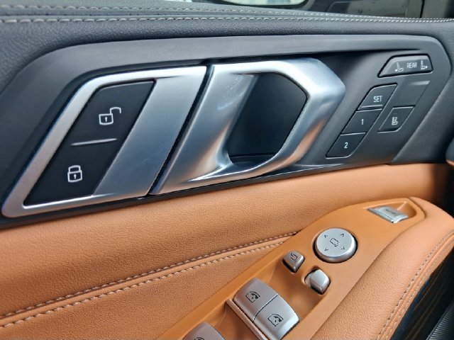 Used 2025 BMW X7 xDrive40i w/ M Sport Package AWD/4WD image 10