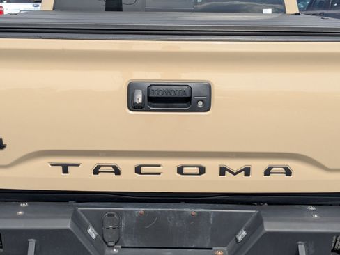 Used 2018 Toyota Tacoma SR5 AWD/4WD image 14