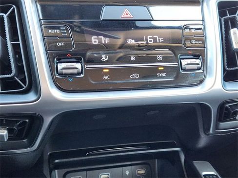 Used 2023 Kia Sorento S image 19