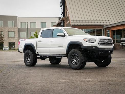 Used 2016 Toyota Tacoma TRD Off-Road w/ Premium & Technology Package AWD/4WD image 1