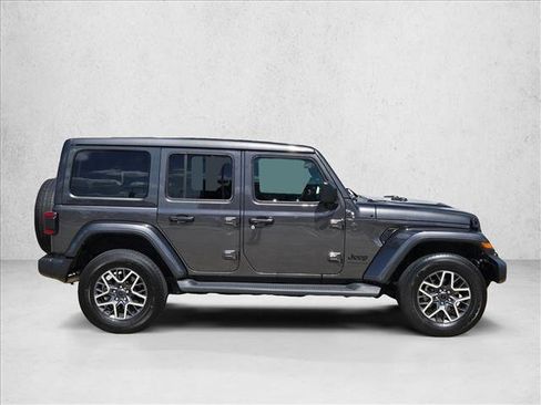 Used 2025 Jeep Wrangler Unlimited Sahara AWD/4WD image 4