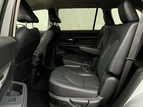 Used 2025 Toyota Grand Highlander XLE image 12