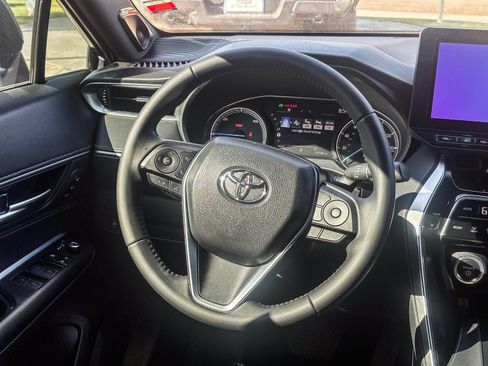 Certified 2023 Toyota Venza XLE image 18