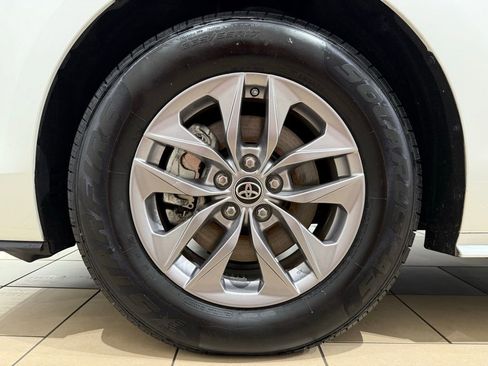 Certified 2024 Toyota Sienna XLE image 9