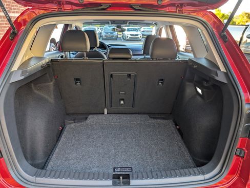 Used 2024 Volkswagen Taos SE w/ Panoramic Sunroof Package image 18