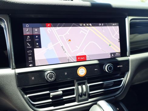 Certified 2025 Porsche Macan AWD/4WD image 18
