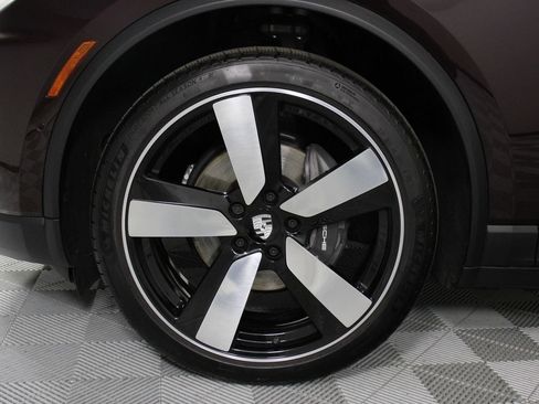 Certified 2025 Porsche Macan Electric RWD image 28