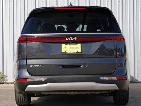 Used 2024 Kia Carnival EX image 10
