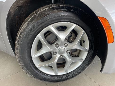 Used 2018 Chrysler Pacifica Touring-L Plus w/ Tire & Wheel Group image 9