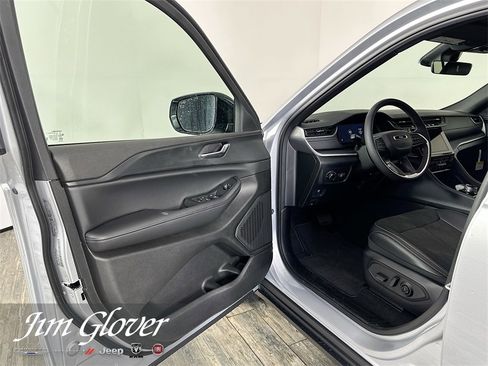 New 2025 Jeep Grand Cherokee Altitude image 20