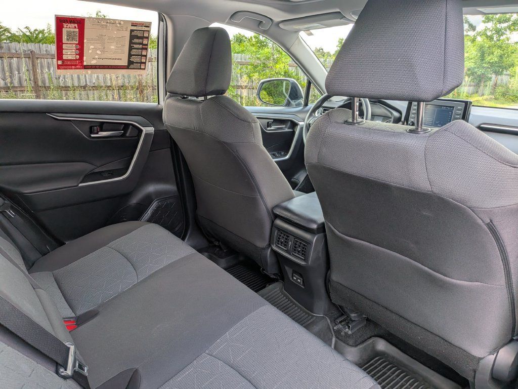 Used 2022 Toyota RAV4 XLE w/ Convenience Package FWD image 27