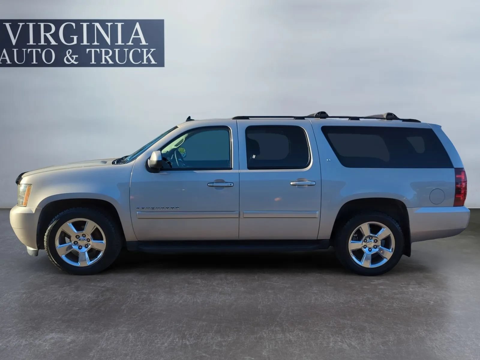 Used 2007 Chevrolet Suburban LT RWD image 2
