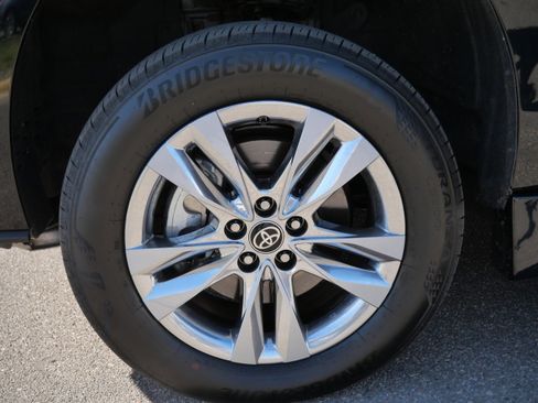 Used 2024 Toyota Sienna XLE w/ XLE Plus Package FWD image 15