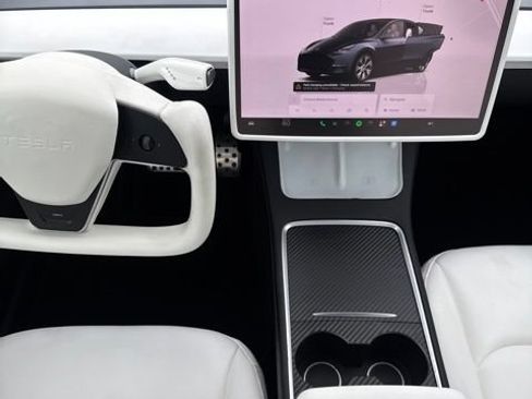 Used 2024 Tesla Model Y 2WD image 26