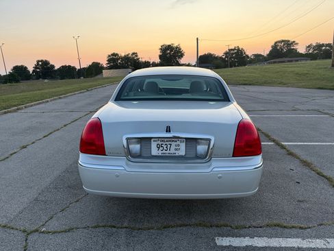 Used 2004 Lincoln Town Car Ultimate image 8