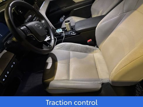 Used 2025 Toyota Camry XLE image 3